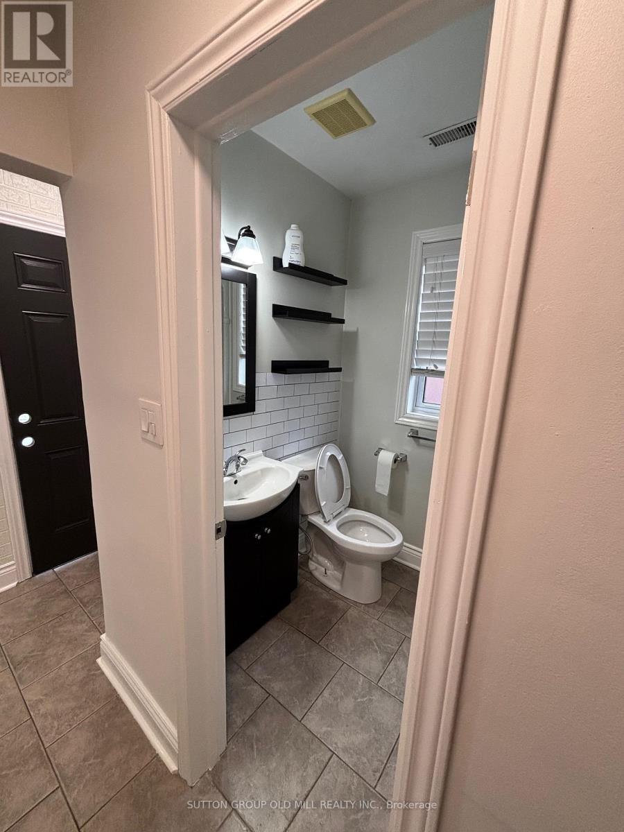 Upper - 85a Evans Avenue, Toronto, Ontario  M8Z 1H7 - Photo 9 - W13126180