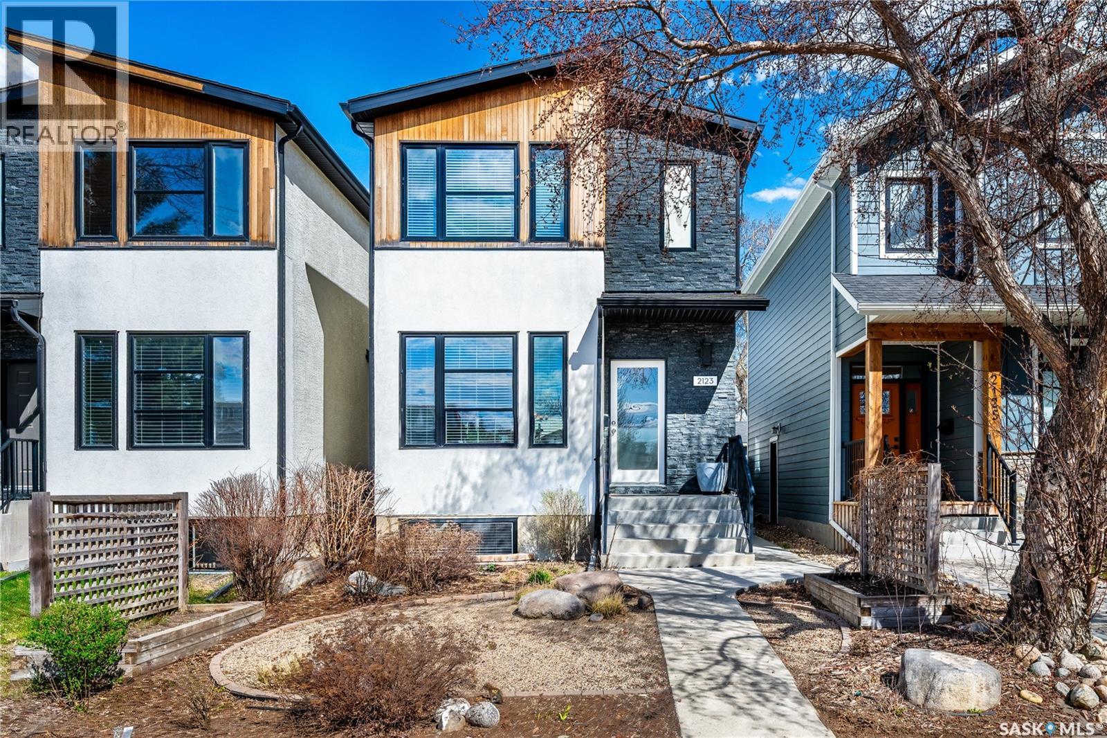 2123 York Avenue, Saskatoon, Saskatchewan  S7J 1H7 - Photo 1 - SK035937