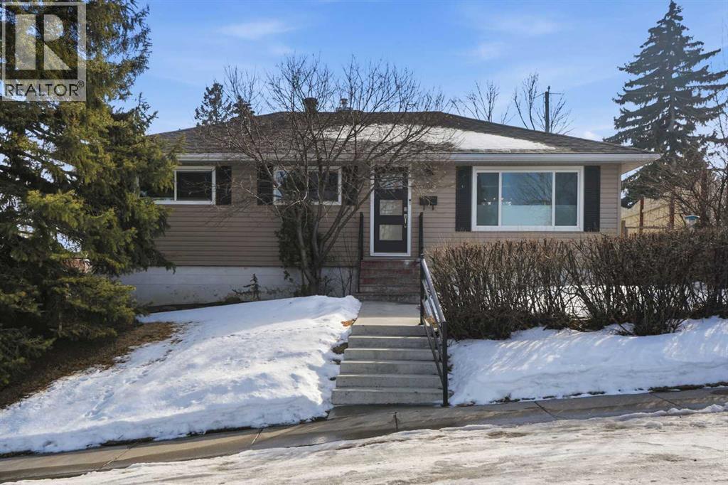 1 Thorncliffe Crescent Nw, Calgary, Alberta  T2K 3A9 - Photo 1 - A2290536
