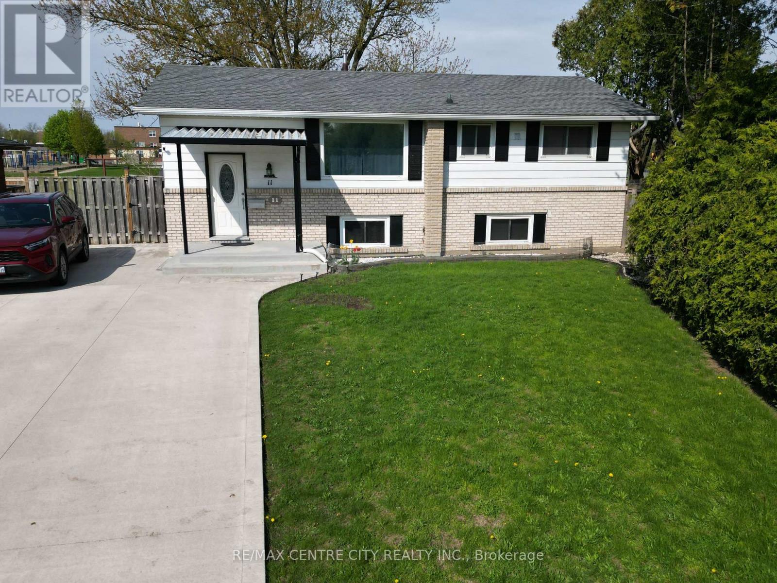 11 Kenwood Crescent, London East, Ontario  N5Y 3W6 - Photo 2 - X13126232