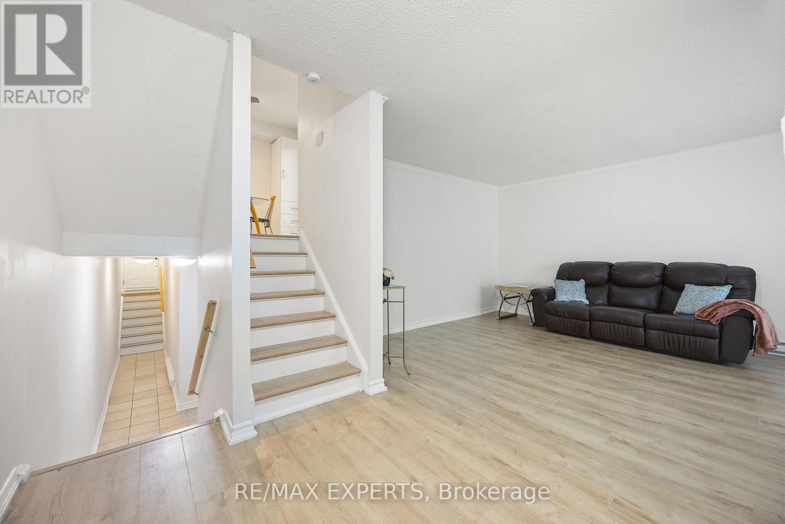 242 Milestone Crescent, Aurora, Ontario  L4G 3M2 - Photo 7 - N12998982