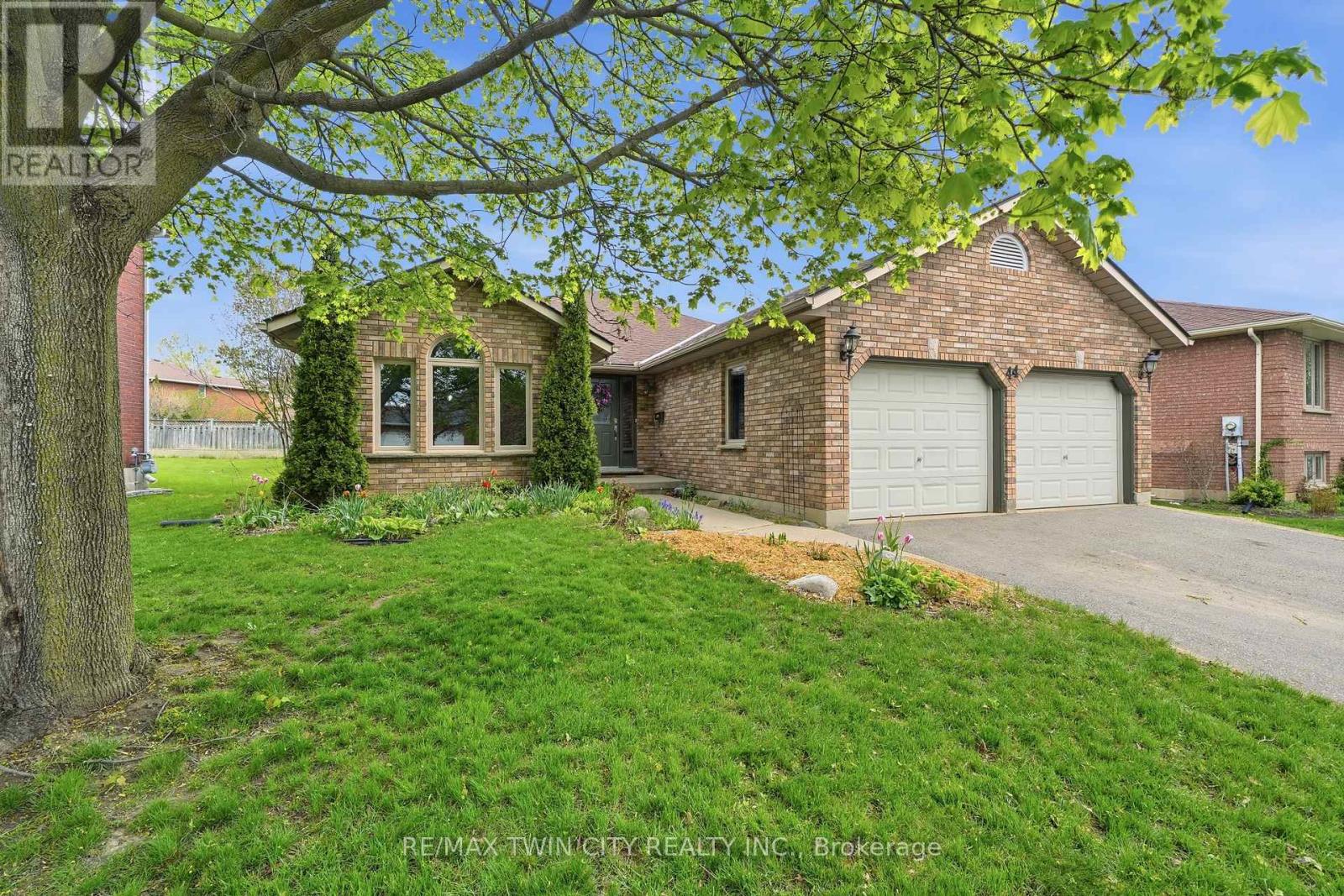 44 BLACKFRIAR LANE, Brantford, Ontario