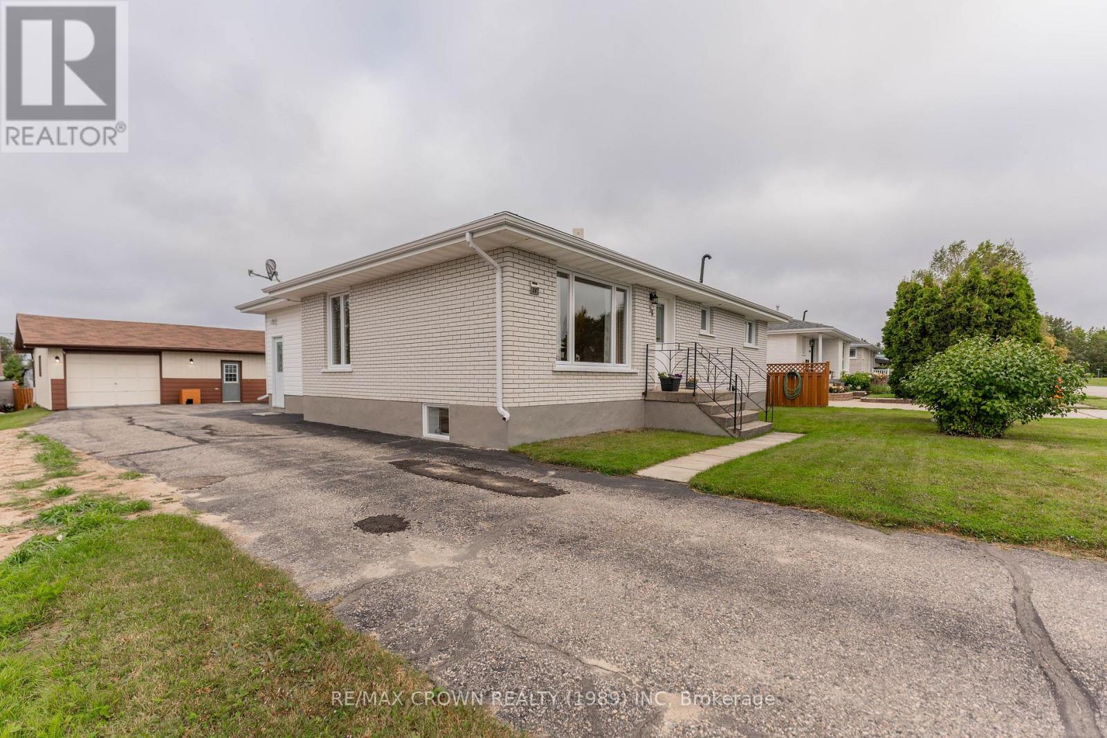 36 Art Street, Smooth Rock Falls, Ontario  P0L 2B0 - Photo 2 - T13126670