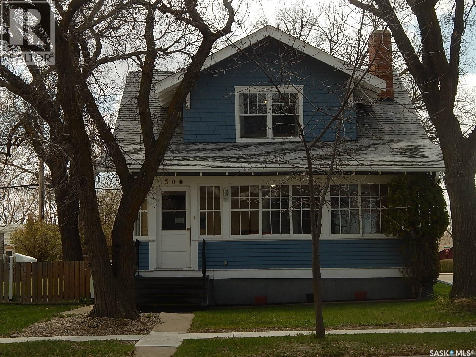300 4th Avenue E, Assiniboia, Saskatchewan  S0H 0B0 - Photo 1 - SK035834