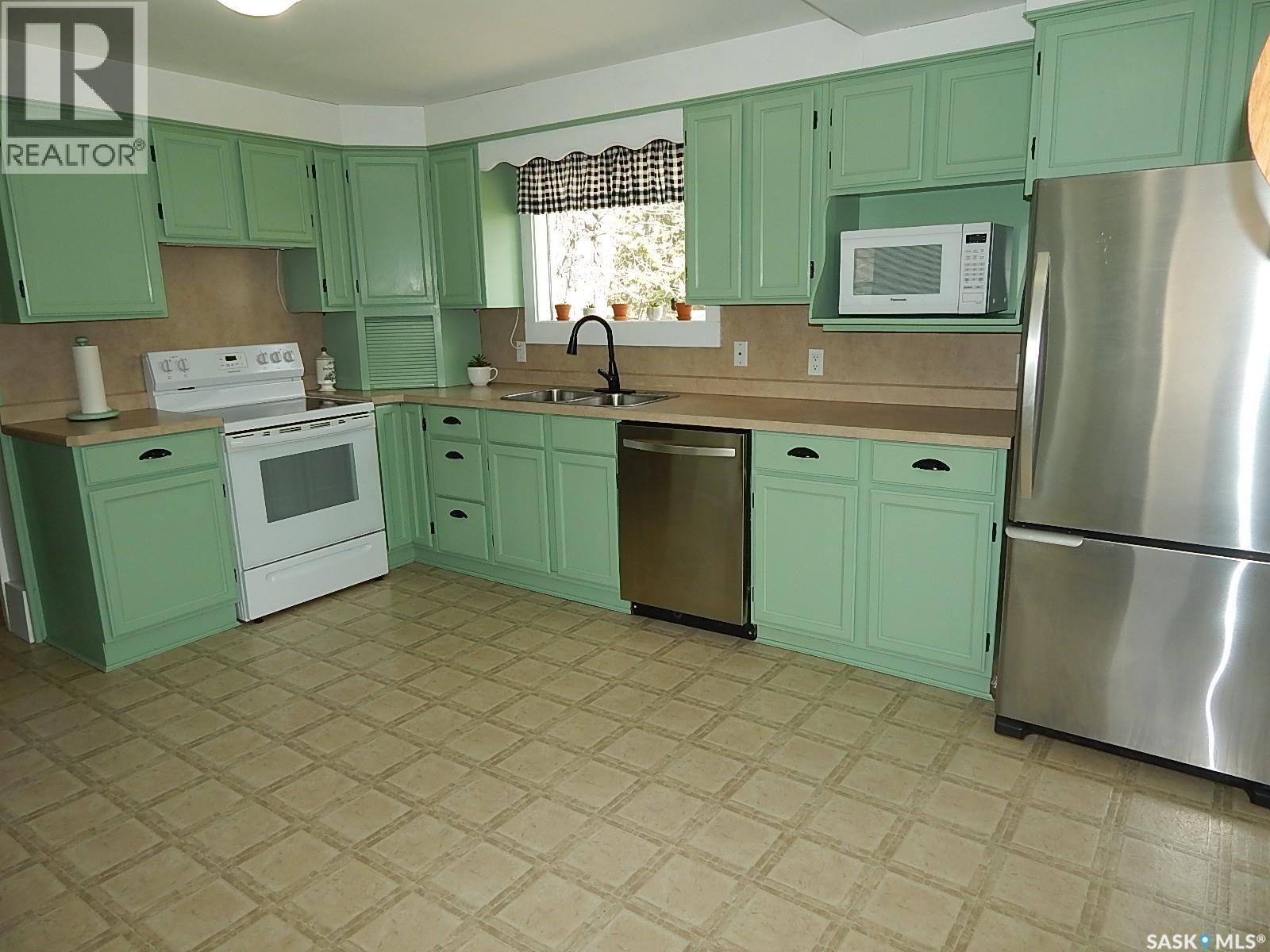 300 4th Avenue E, Assiniboia, Saskatchewan  S0H 0B0 - Photo 15 - SK035834