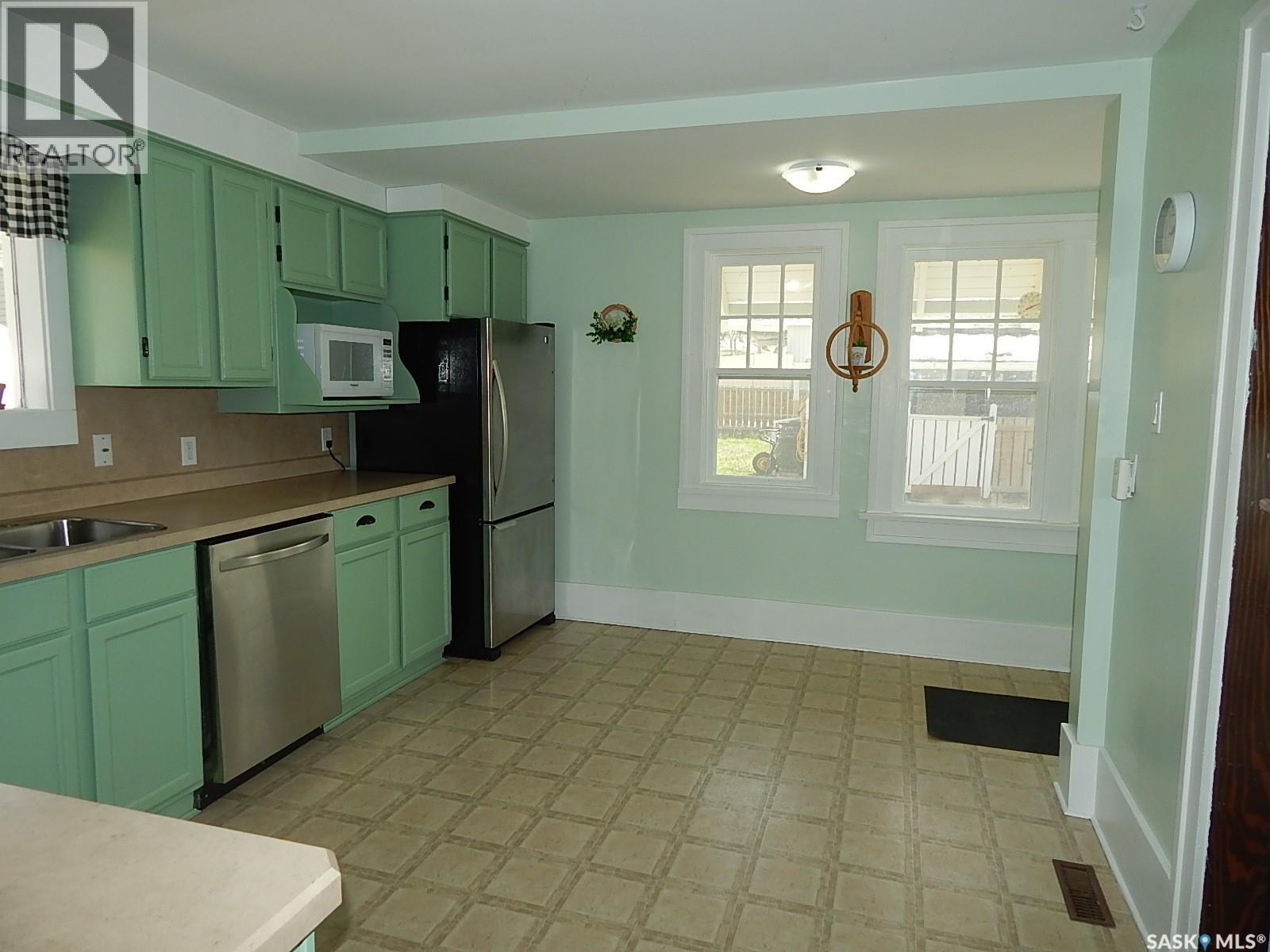 300 4th Avenue E, Assiniboia, Saskatchewan  S0H 0B0 - Photo 17 - SK035834