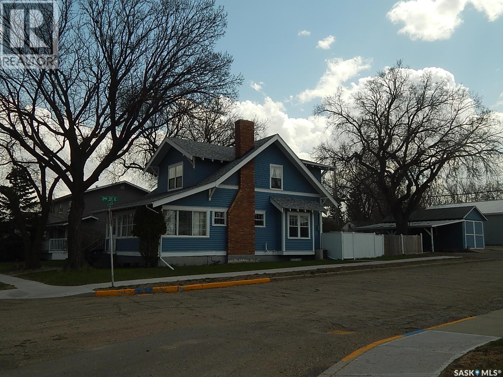 300 4th Avenue E, Assiniboia, Saskatchewan  S0H 0B0 - Photo 2 - SK035834