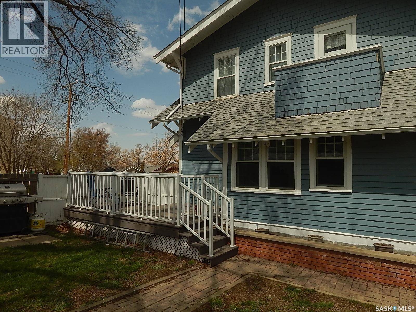 300 4th Avenue E, Assiniboia, Saskatchewan  S0H 0B0 - Photo 3 - SK035834