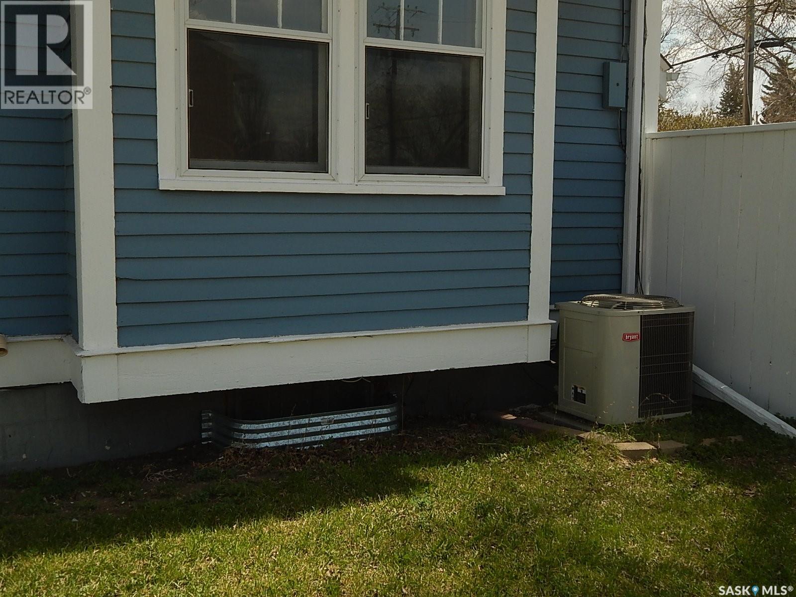 300 4th Avenue E, Assiniboia, Saskatchewan  S0H 0B0 - Photo 4 - SK035834