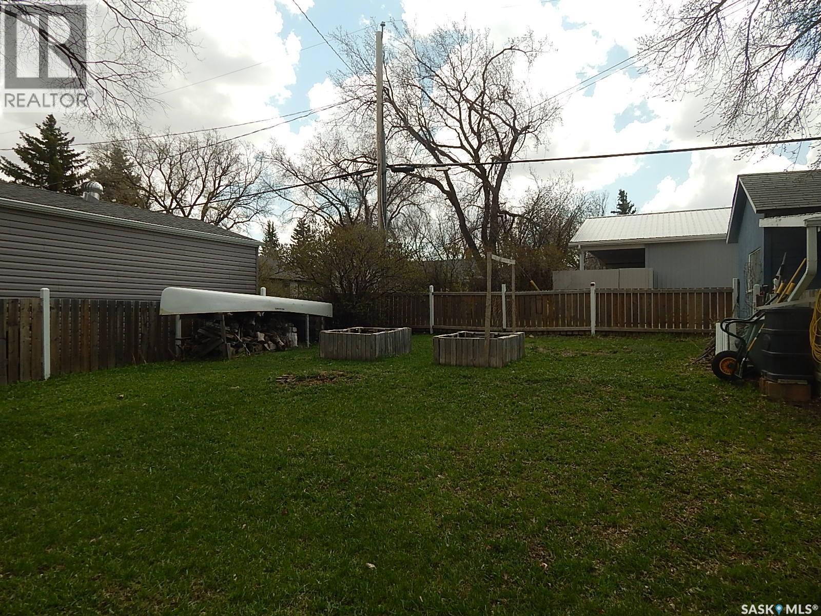 300 4th Avenue E, Assiniboia, Saskatchewan  S0H 0B0 - Photo 6 - SK035834