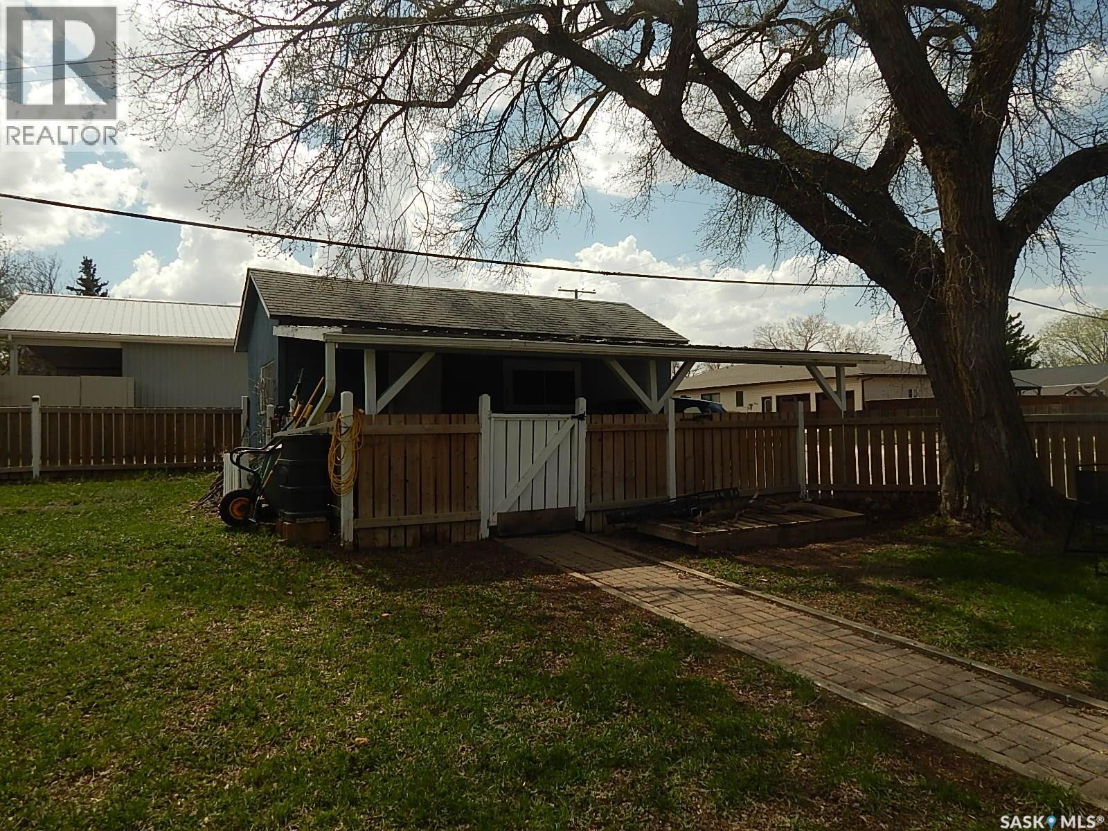 300 4th Avenue E, Assiniboia, Saskatchewan  S0H 0B0 - Photo 8 - SK035834