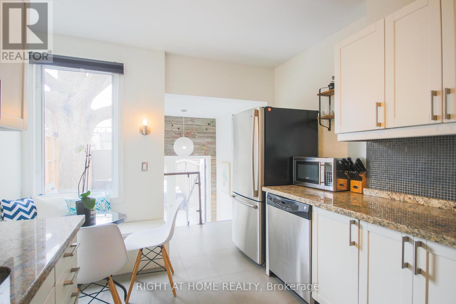 44 Rhodes Avenue, Toronto, Ontario  M4L 2Z9 - Photo 11 - E13126964