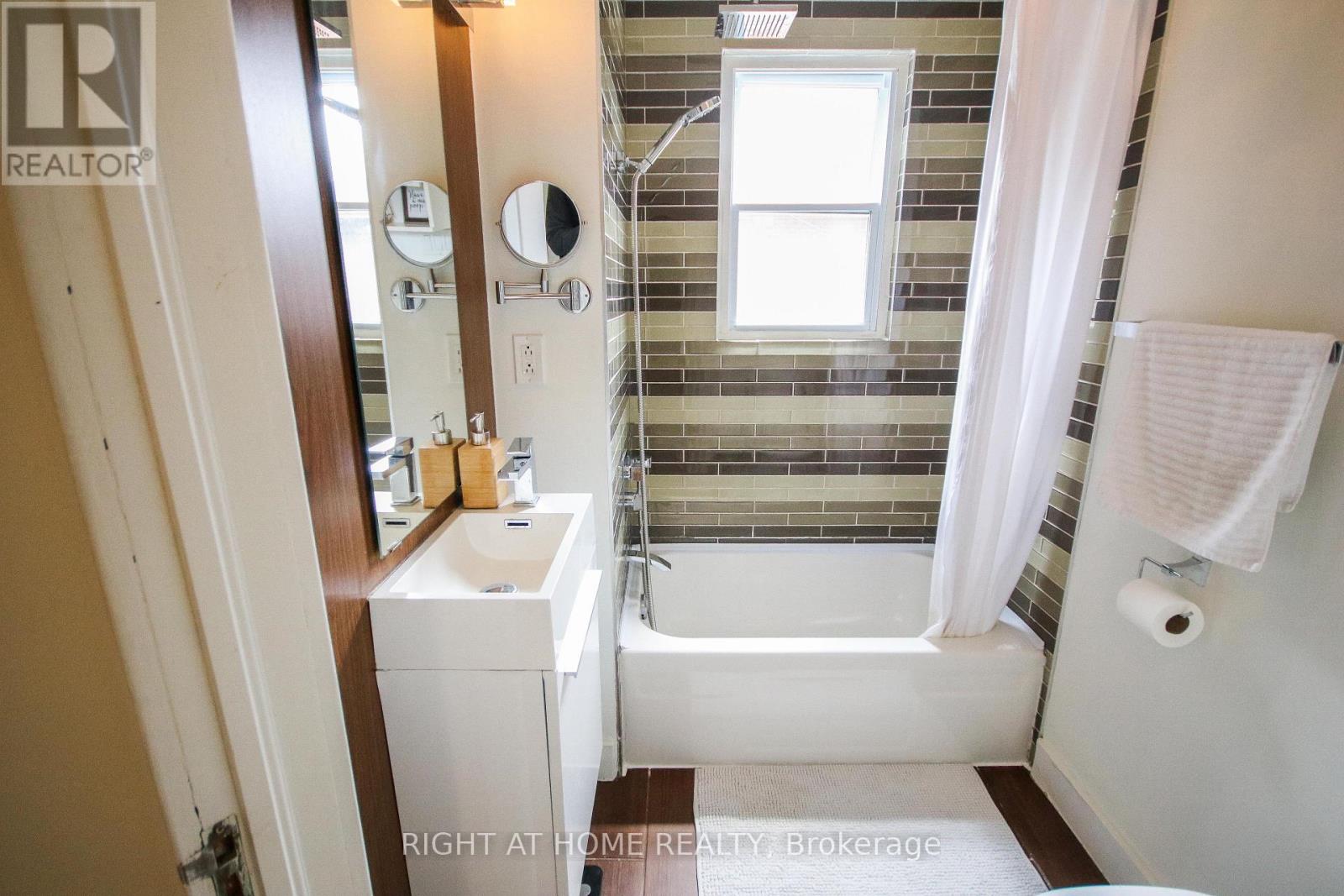 44 Rhodes Avenue, Toronto, Ontario  M4L 2Z9 - Photo 21 - E13126964