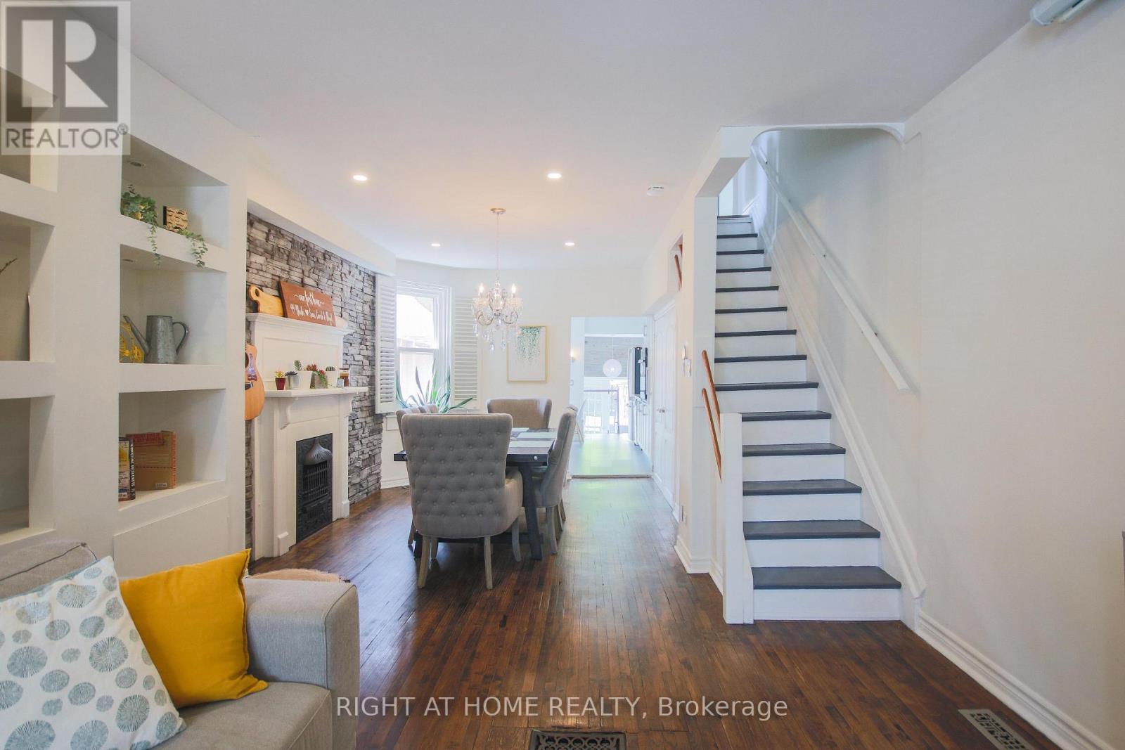 44 Rhodes Avenue, Toronto, Ontario  M4L 2Z9 - Photo 3 - E13126964
