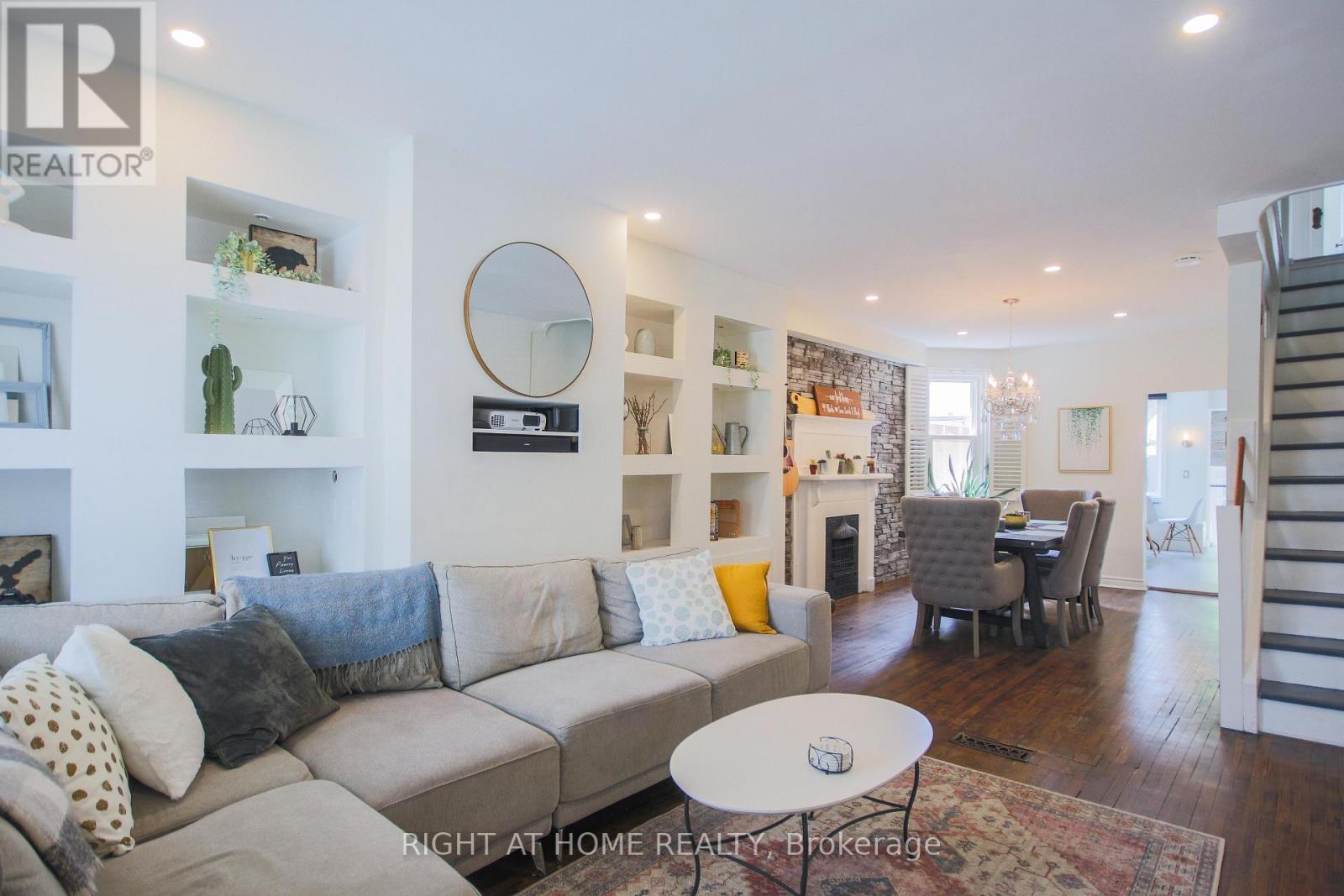 44 Rhodes Avenue, Toronto, Ontario  M4L 2Z9 - Photo 4 - E13126964