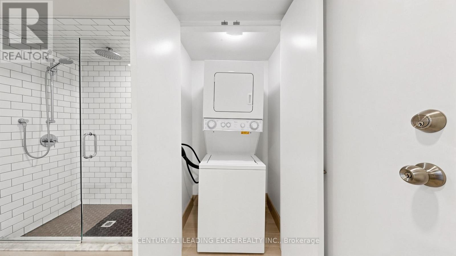 Main - 679 Woodbine Avenue, Toronto, Ontario  M4E 2J3 - Photo 11 - E13127016