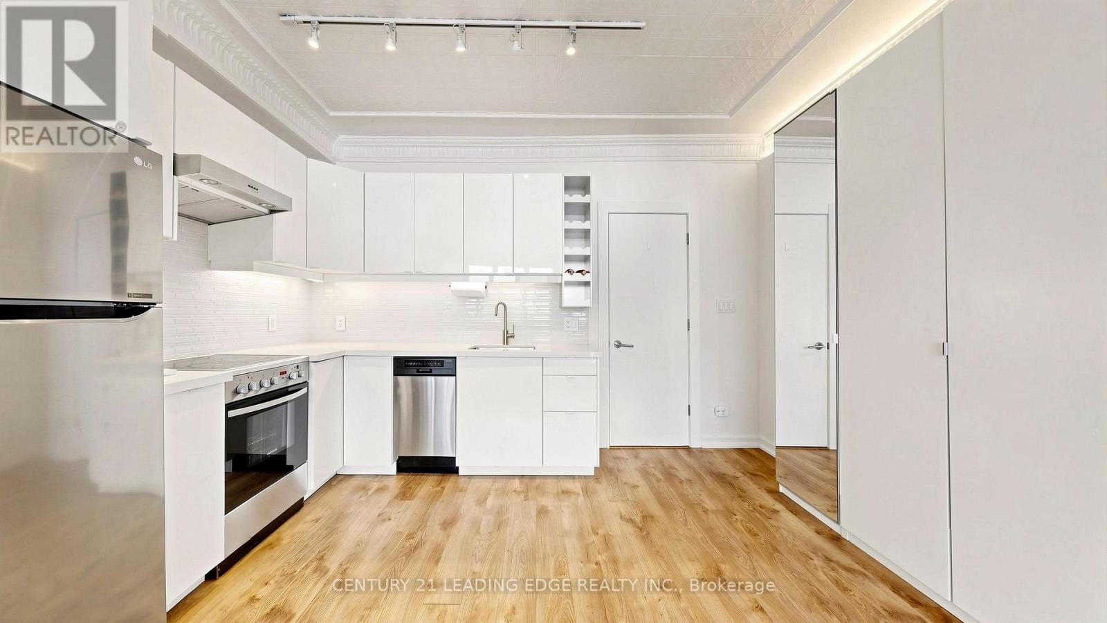 Main - 679 Woodbine Avenue, Toronto, Ontario  M4E 2J3 - Photo 8 - E13127016