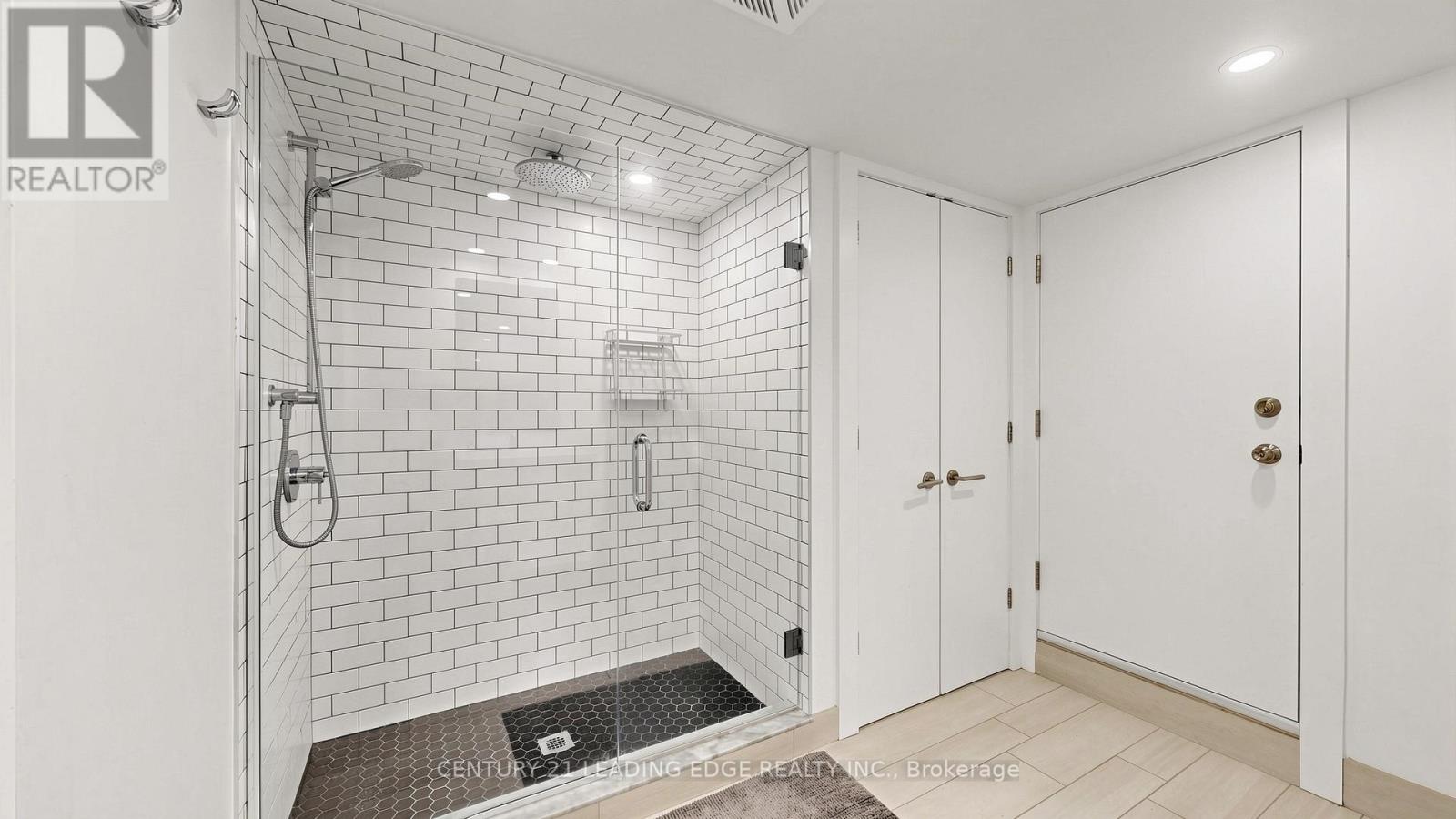 Main - 679 Woodbine Avenue, Toronto, Ontario  M4E 2J3 - Photo 9 - E13127016