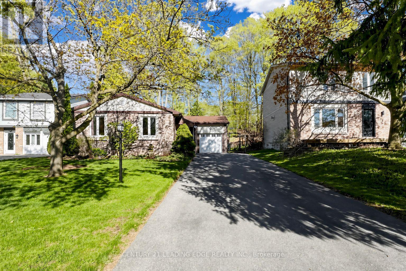 323 WARATAH AVENUE, Newmarket, Ontario