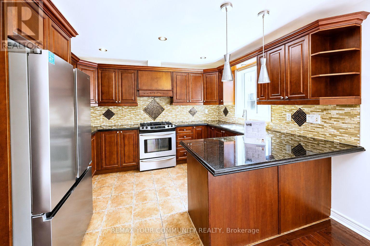 69 Gail Parks Crescent, Newmarket, Ontario  L3X 3B9 - Photo 5 - N13126708