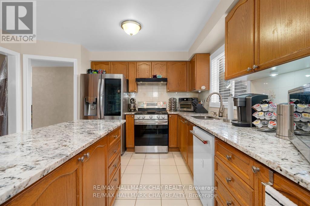 82 Bishop Drive, Barrie (Ardagh), Ontario  L4N 7P4 - Photo 4 - S13126668