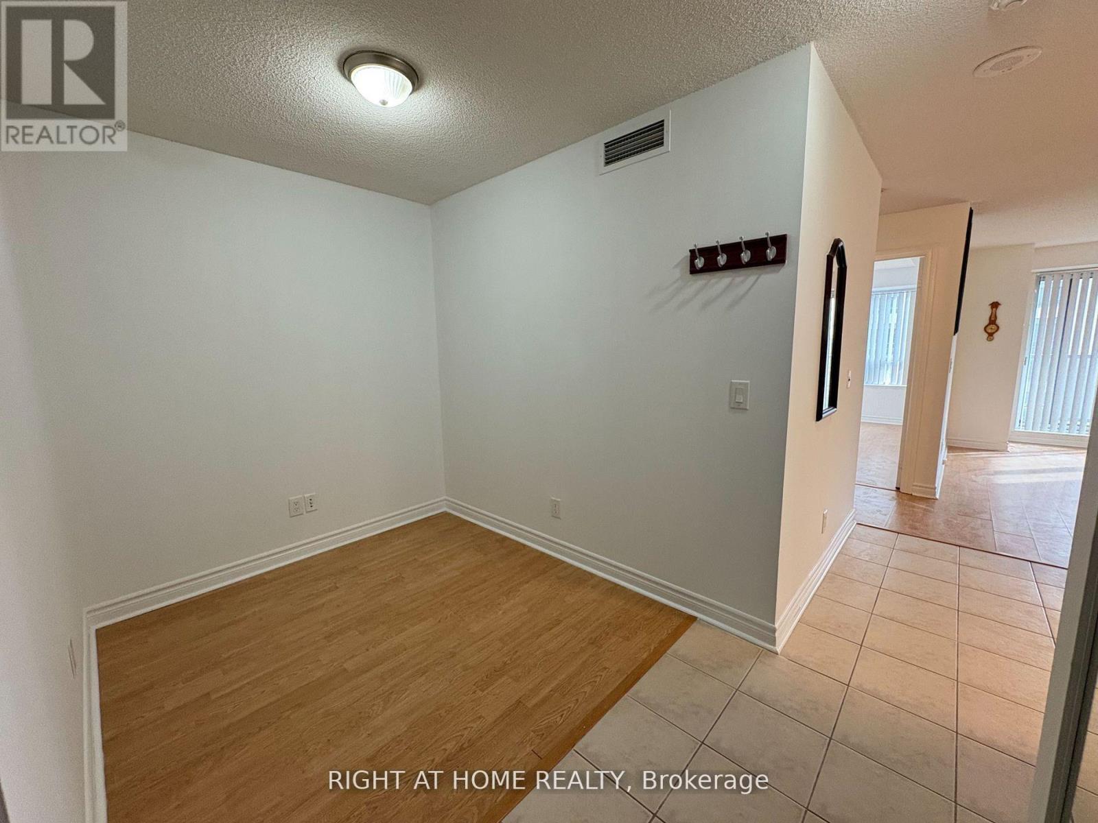 1006 - 5 Michael Power Place, Toronto, Ontario  M9A 0A3 - Photo 3 - W13126664