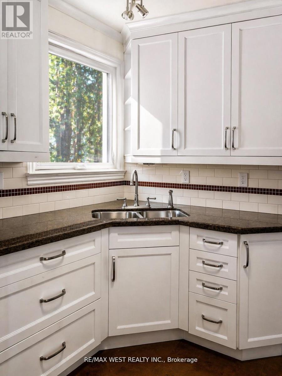 3 Glenroy Avenue, Toronto, Ontario  M8Y 2L9 - Photo 6 - W13126902
