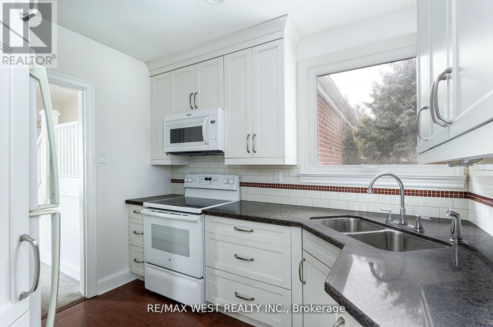 3 Glenroy Avenue, Toronto, Ontario  M8Y 2L9 - Photo 8 - W13126902