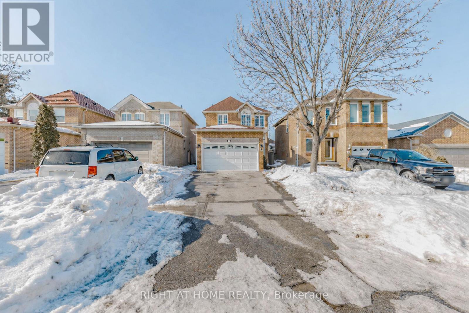 21 Carabram Court, Brampton, Ontario  L6X 4M2 - Photo 2 - W13126908