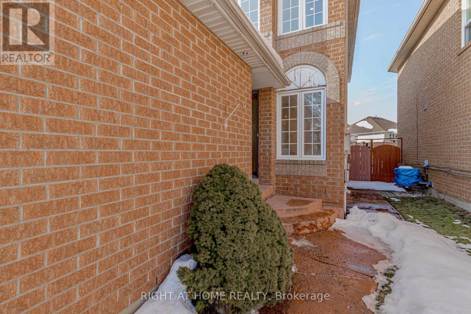 21 Carabram Court, Brampton, Ontario  L6X 4M2 - Photo 5 - W13126908