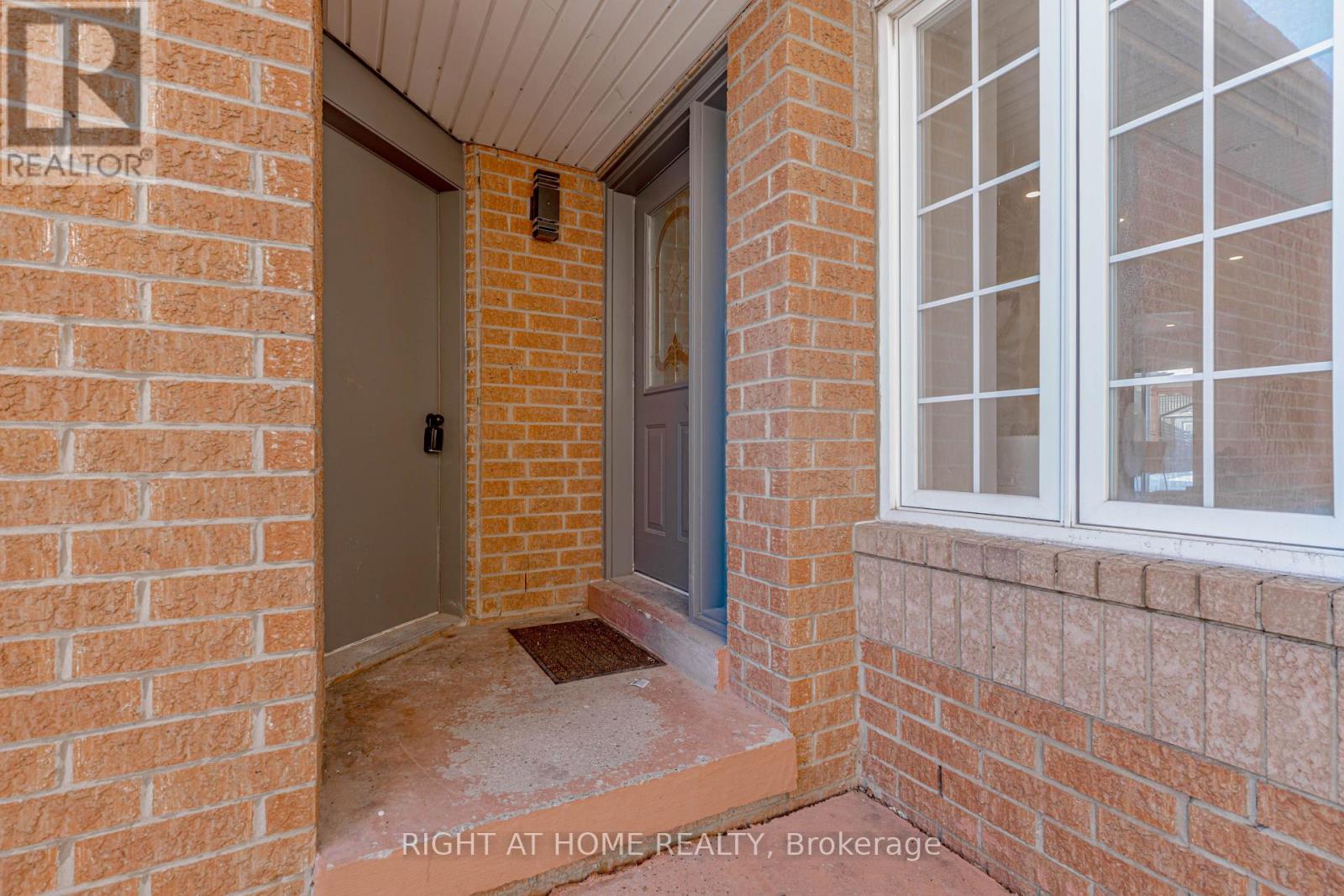 21 Carabram Court, Brampton, Ontario  L6X 4M2 - Photo 6 - W13126908