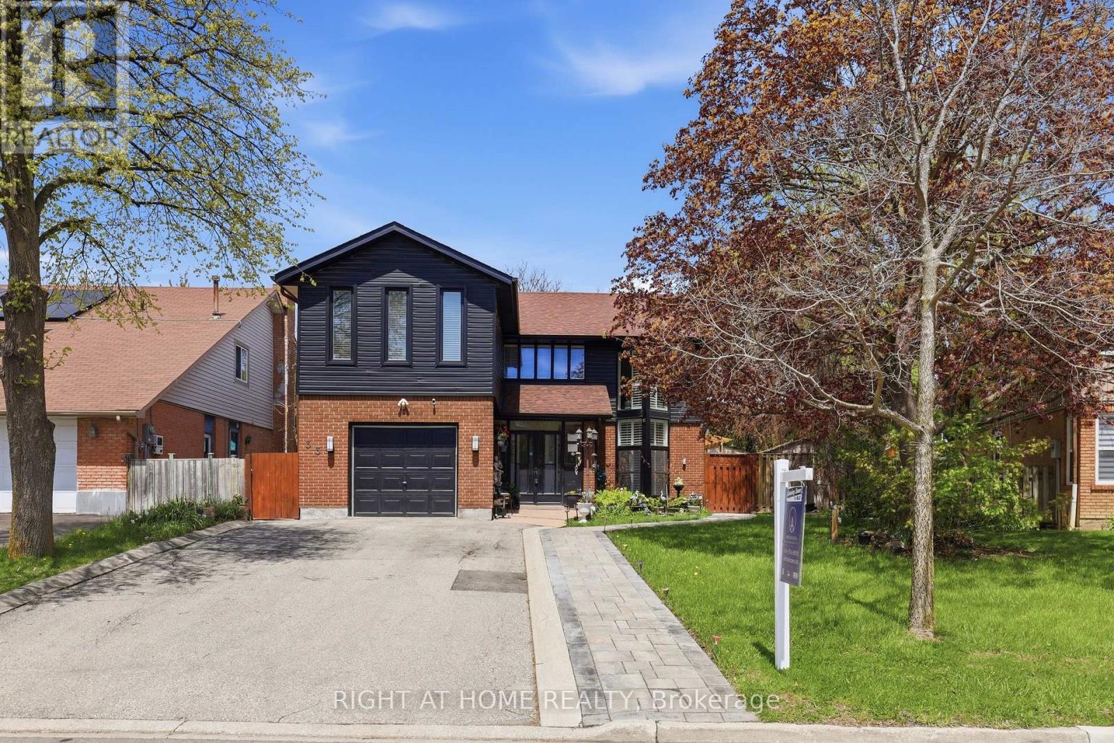 33 Parkside Drive, Brampton, Ontario  L6Y 2H2 - Photo 2 - W13127002