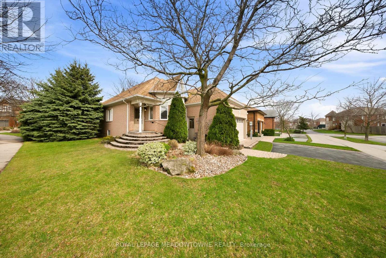 20 Huffmann Drive, Halton Hills, Ontario  L7G 5W4 - Photo 2 - W13127056