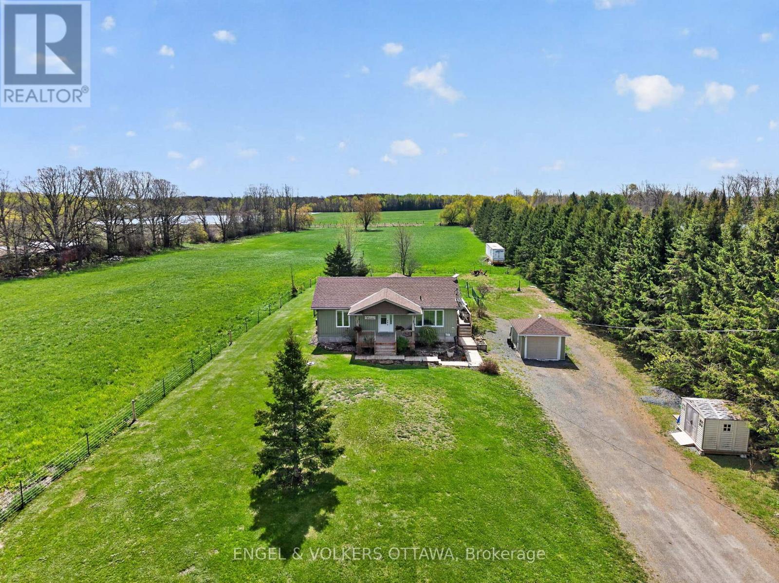 6042 Dobson Lane, Ottawa, Ontario  K0A 2Z0 - Photo 2 - X13127318