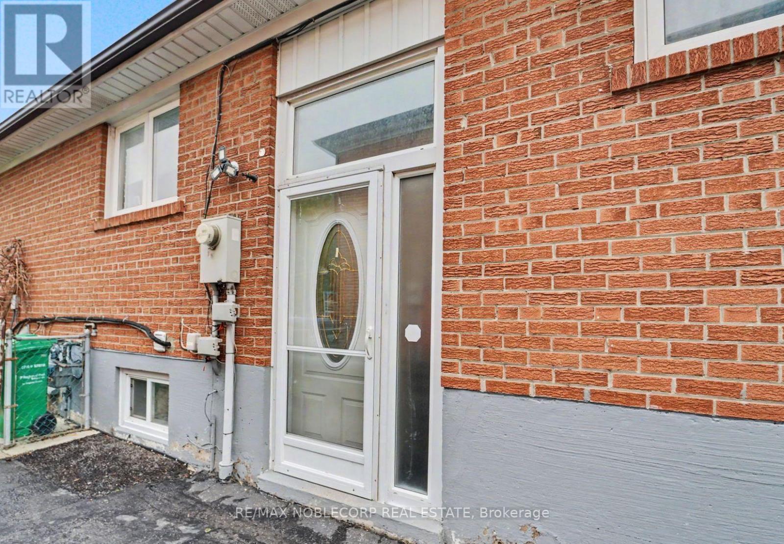 3519 Laddie Crescent, Mississauga, Ontario  L4T 1N2 - Photo 2 - W13127134