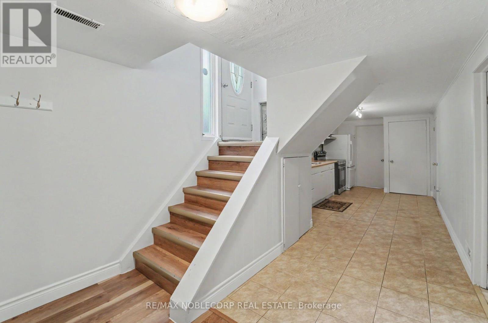 3519 Laddie Crescent, Mississauga, Ontario  L4T 1N2 - Photo 3 - W13127134
