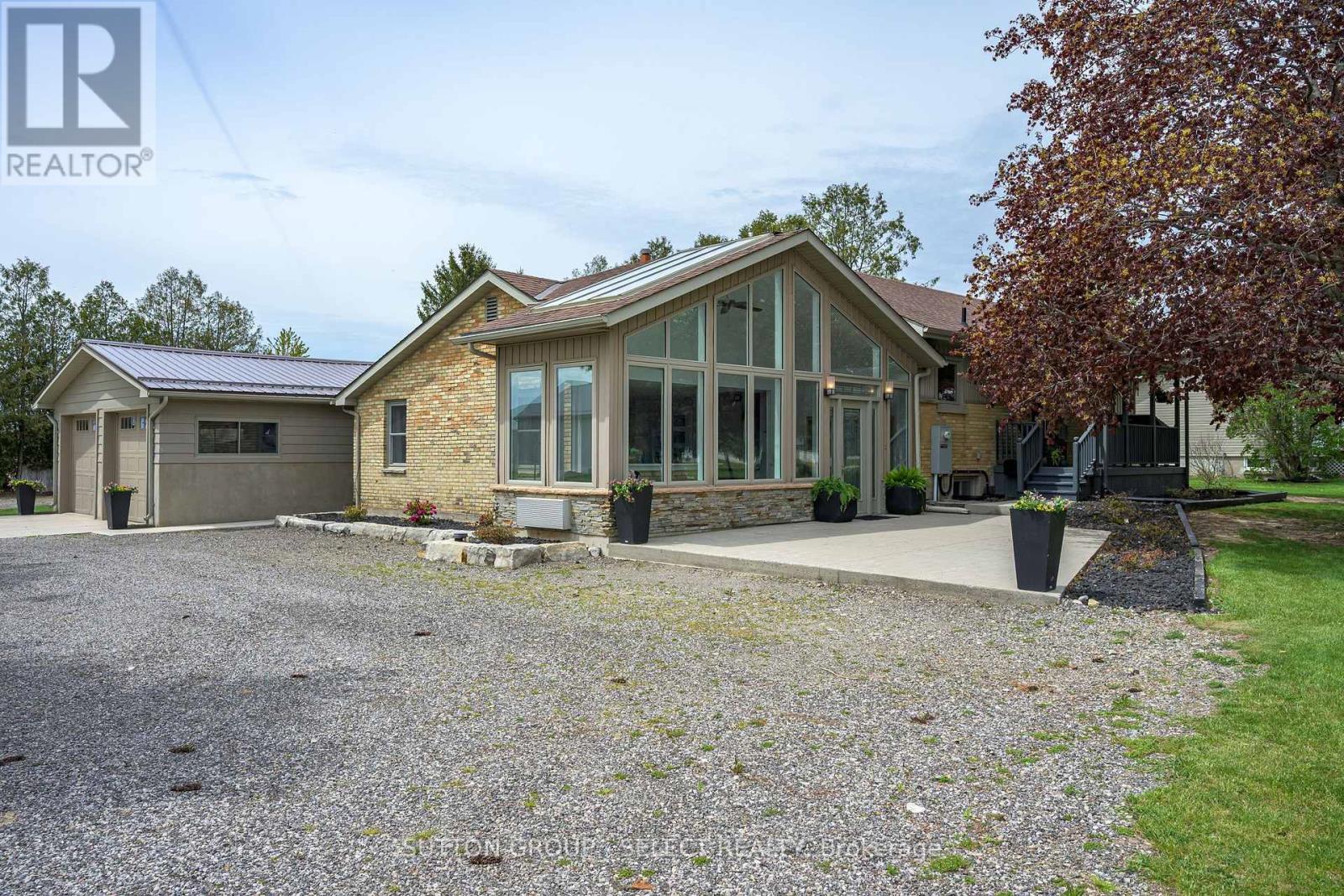 5596 Mooresville Drive, North Middlesex, Ontario  N0M 2J0 - Photo 2 - X13127452