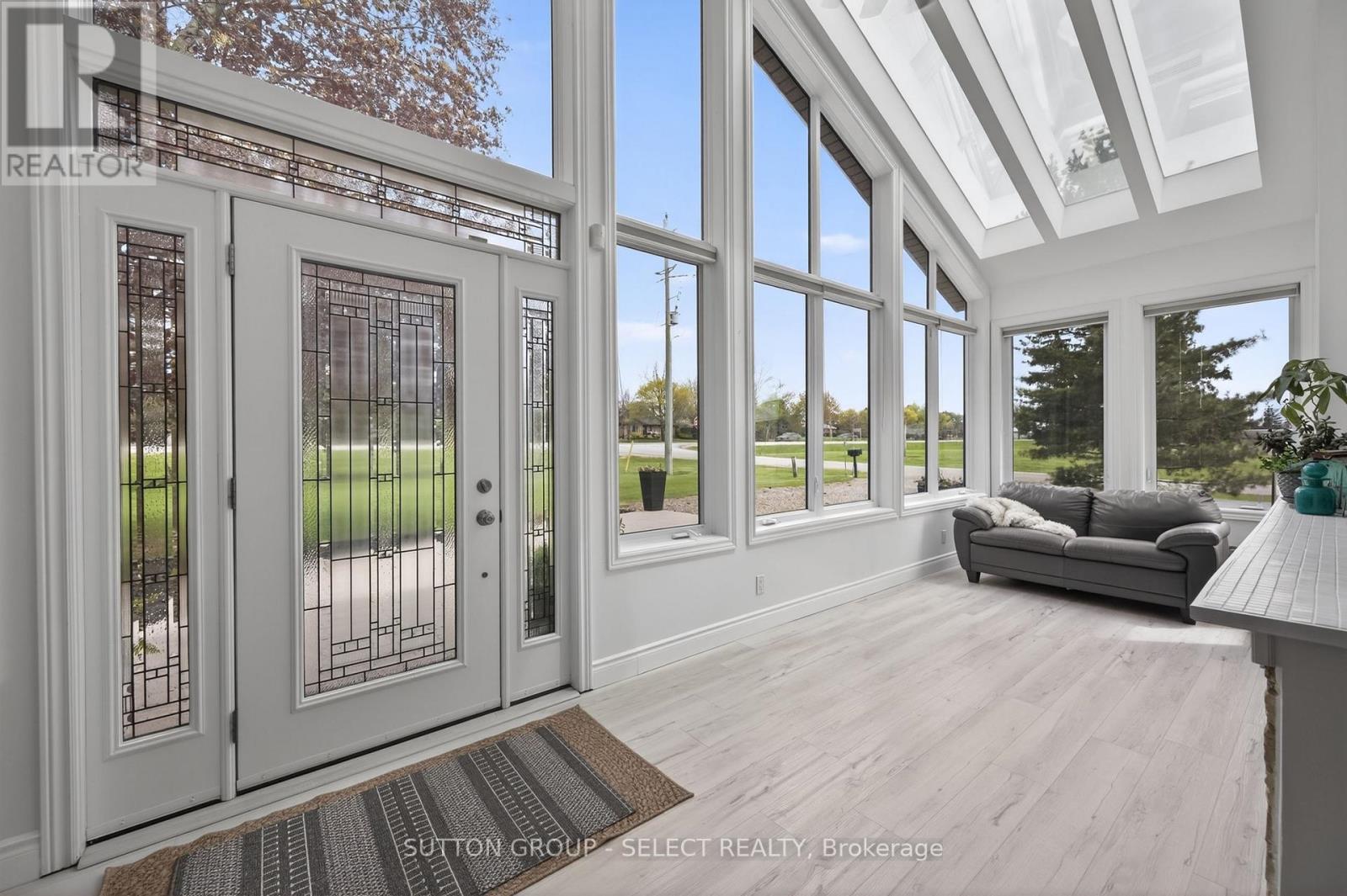 5596 Mooresville Drive, North Middlesex, Ontario  N0M 2J0 - Photo 5 - X13127452