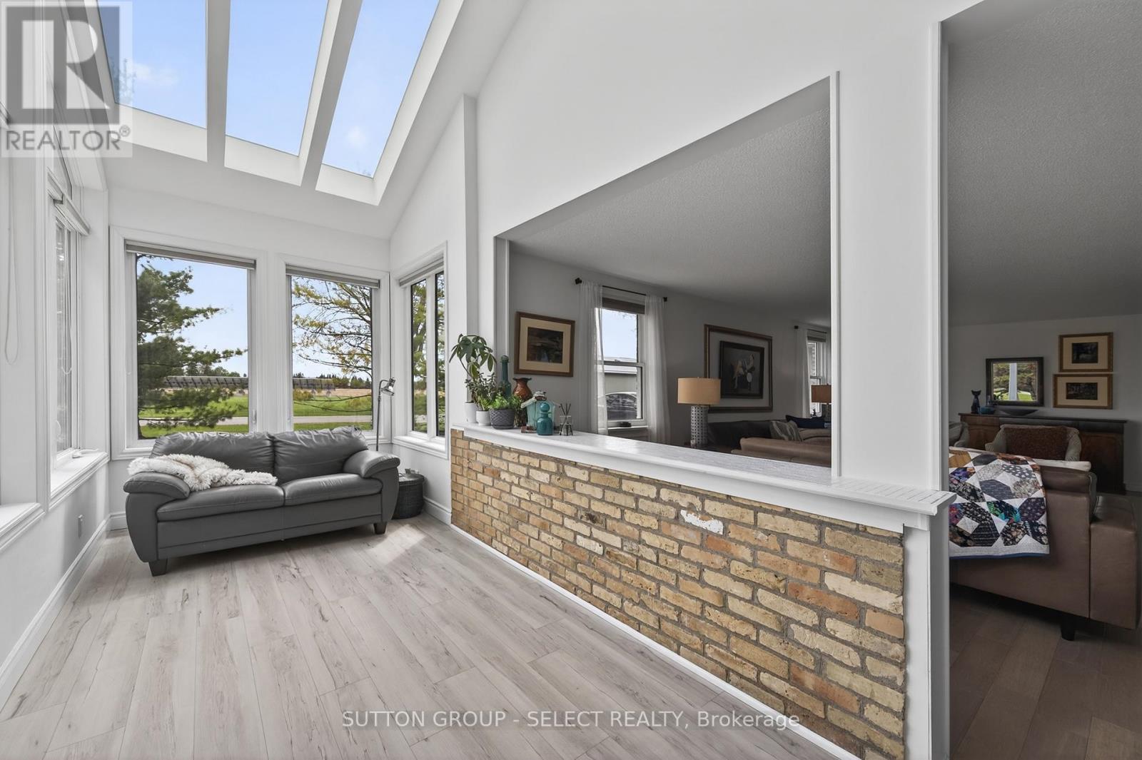 5596 Mooresville Drive, North Middlesex, Ontario  N0M 2J0 - Photo 6 - X13127452