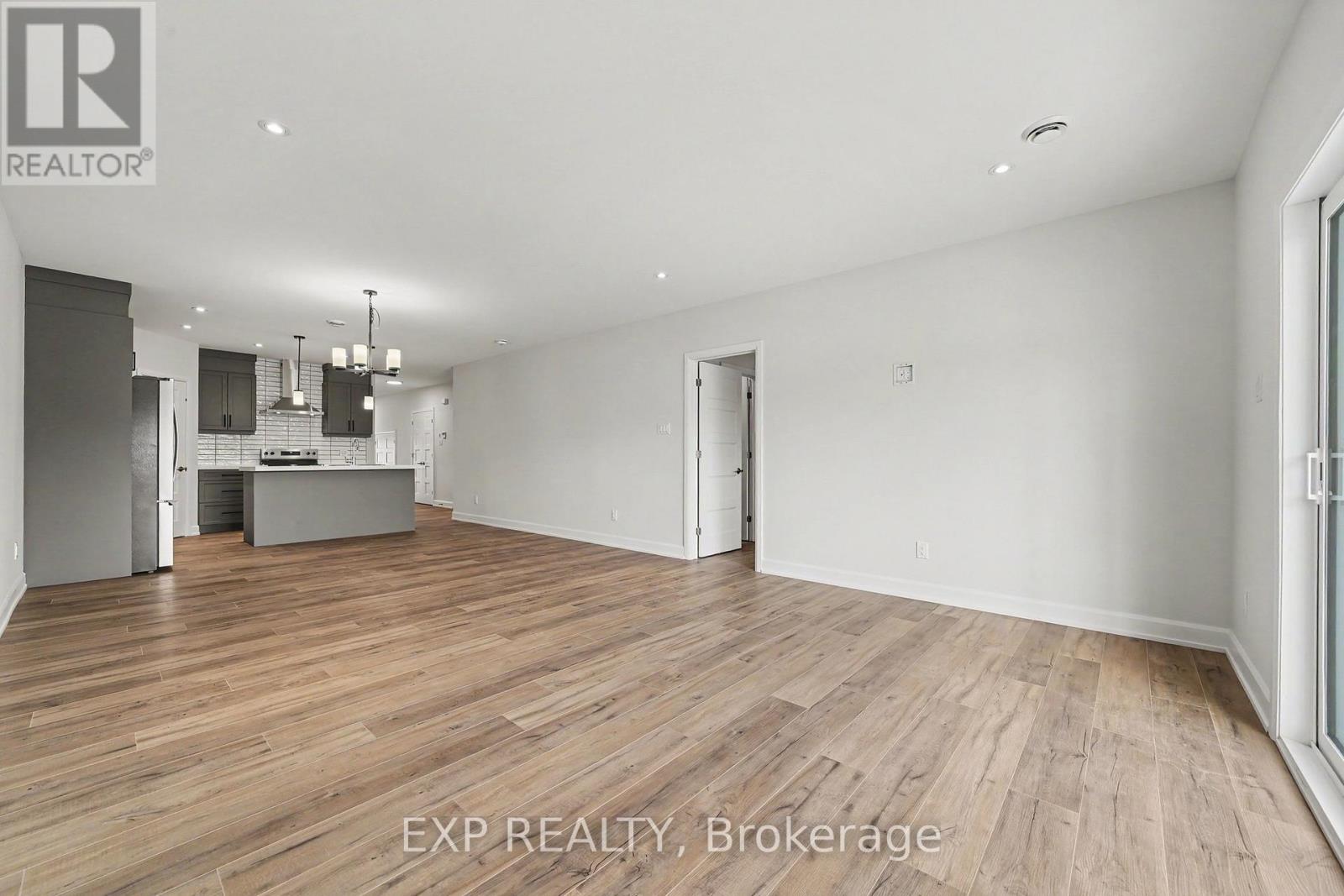 480 Falcon Lane, Russell, Ontario  K4R 0M5 - Photo 4 - X12997144