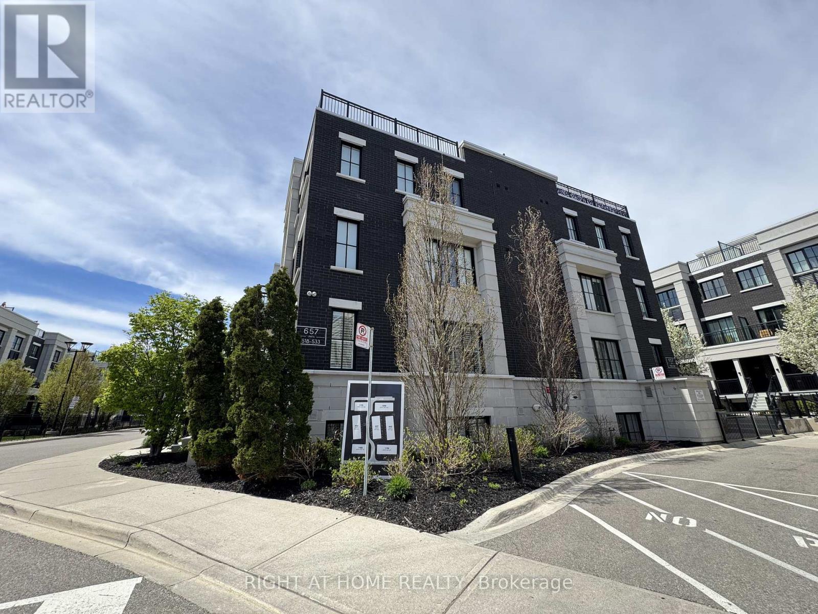 520 - 657 Cricklewood Drive, Mississauga, Ontario  L5G 0B8 - Photo 2 - W13106968