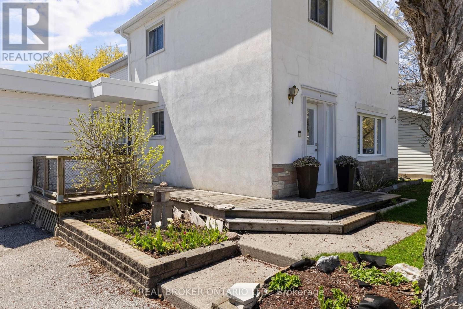 6 Lucy Street, Penetanguishene, Ontario  L9M 1K7 - Photo 3 - S13127682