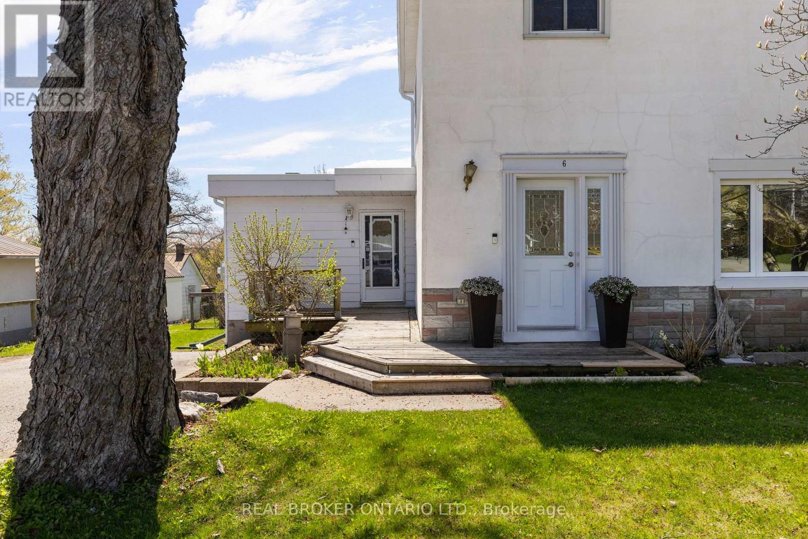 6 Lucy Street, Penetanguishene, Ontario  L9M 1K7 - Photo 4 - S13127682