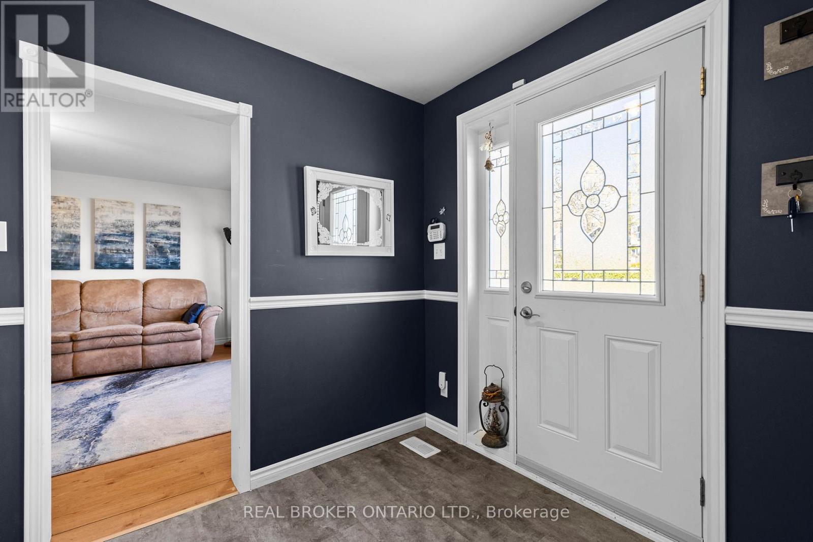 6 Lucy Street, Penetanguishene, Ontario  L9M 1K7 - Photo 6 - S13127682