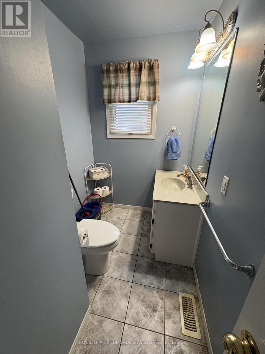 650 Lorne Street W, Laurentian Valley, Ontario  K8A 6T6 - Photo 17 - X13125212