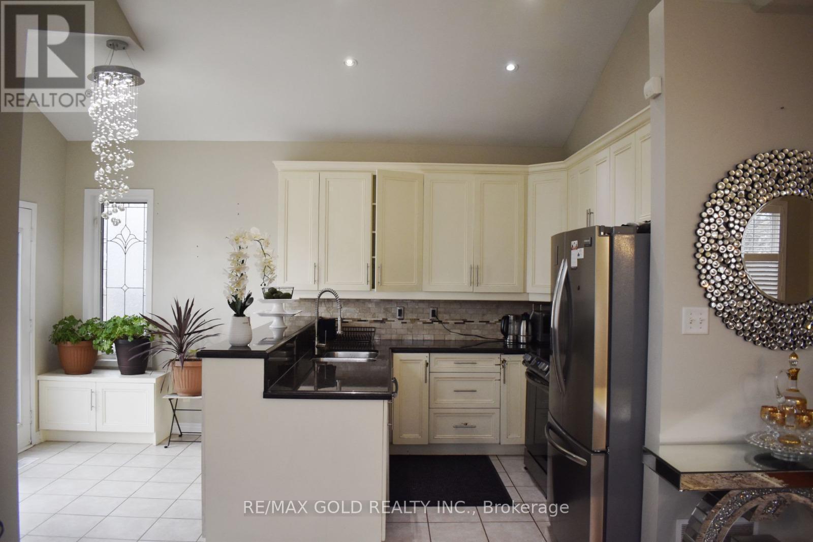 28 Bushberry Road N, Brampton, Ontario  L7A 1L3 - Photo 5 - W13127436