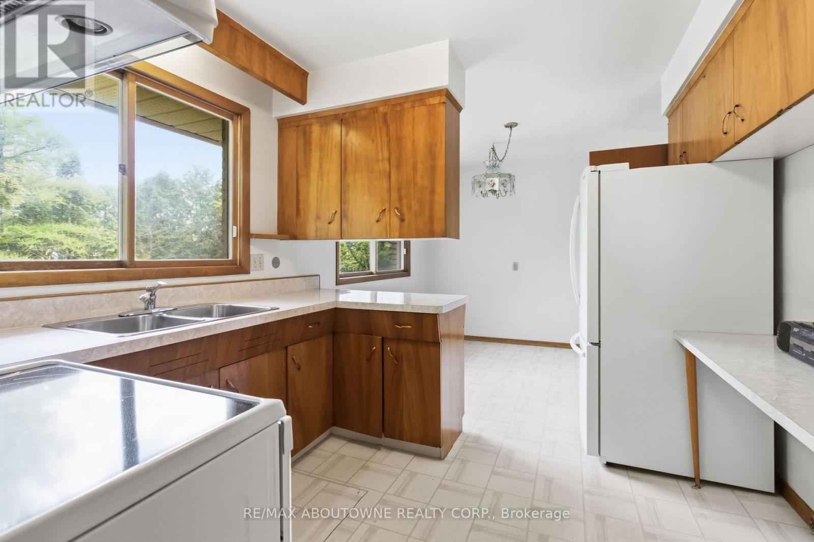 1175 Willowbrook Drive, Oakville, Ontario  L6L 2J9 - Photo 7 - W13127612