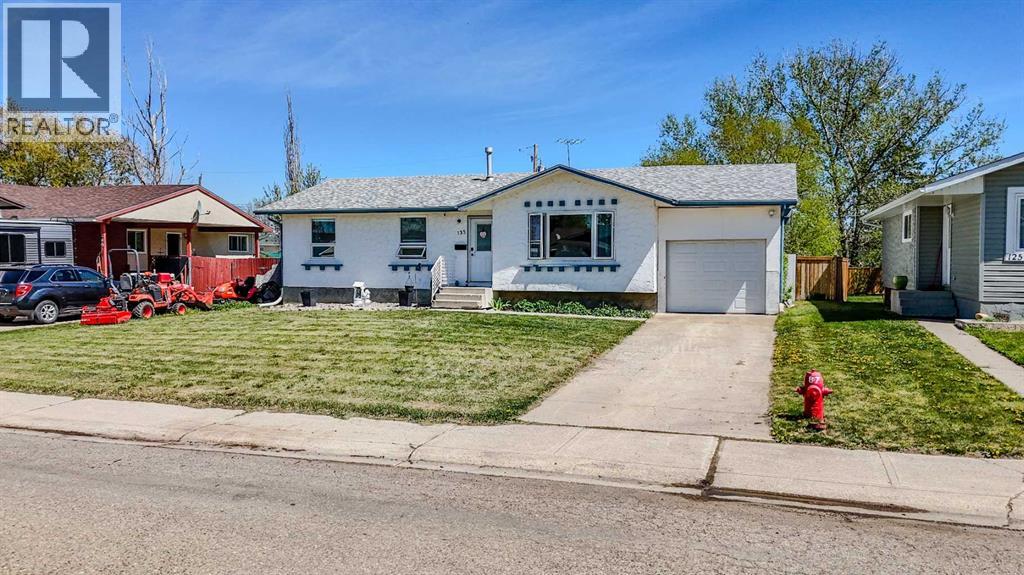 135 N 250 W, Raymond, Alberta  T0K 2S0 - Photo 2 - A2310670