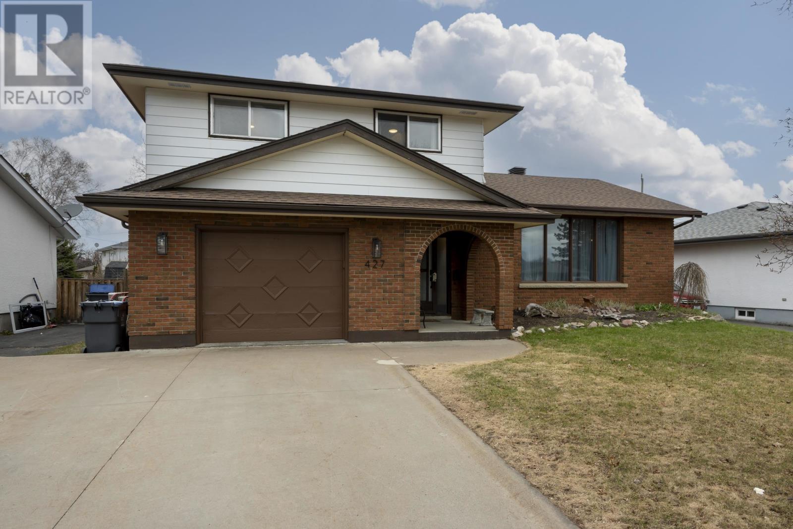 427 Frontenac Bay, Thunder Bay, Ontario  P7C 1M5 - Photo 2 - TB2600943