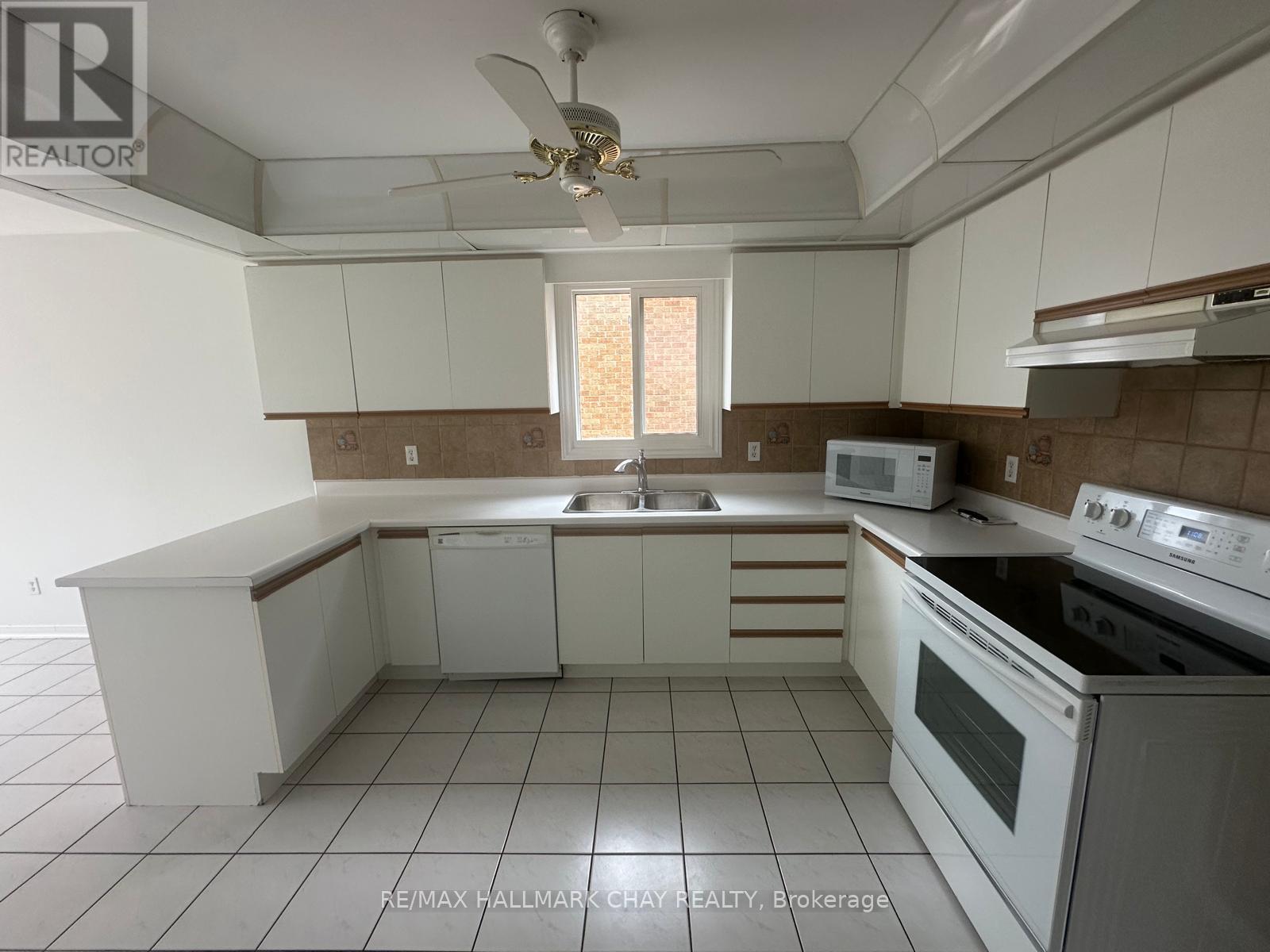 Upper - 16 Cuthbert Street, Barrie (Ardagh), Ontario  L4N 6X7 - Photo 5 - S13127892